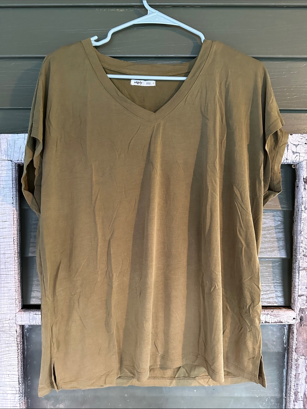 Relaxed V-Neck Short Sleeve Tee in Olive